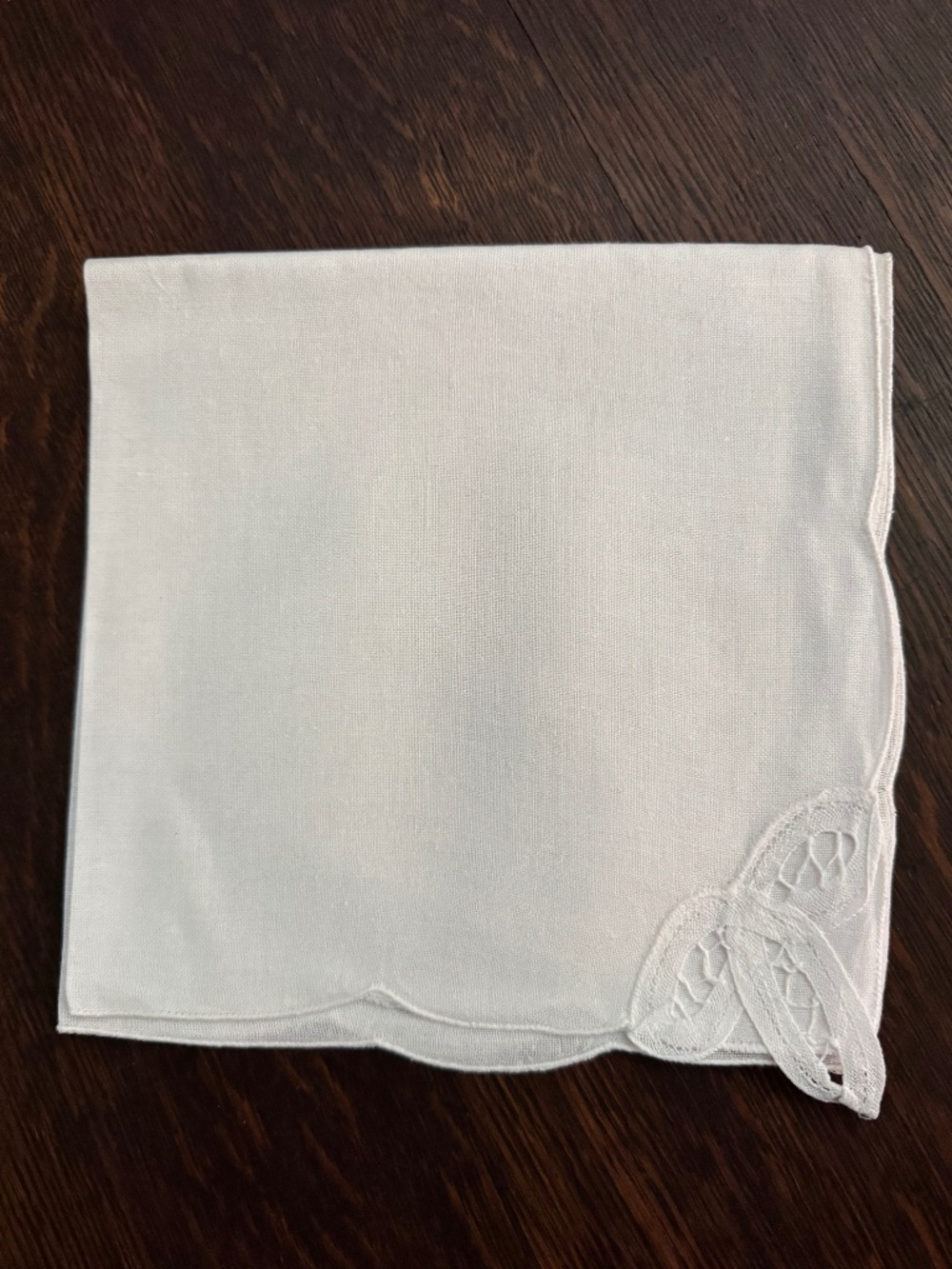 BRAND NEW SET OF 6 VINTAGE WHITE CLOTH NAPKINS EMBROIDERED-HAVE 2 MORE SETS OF 6